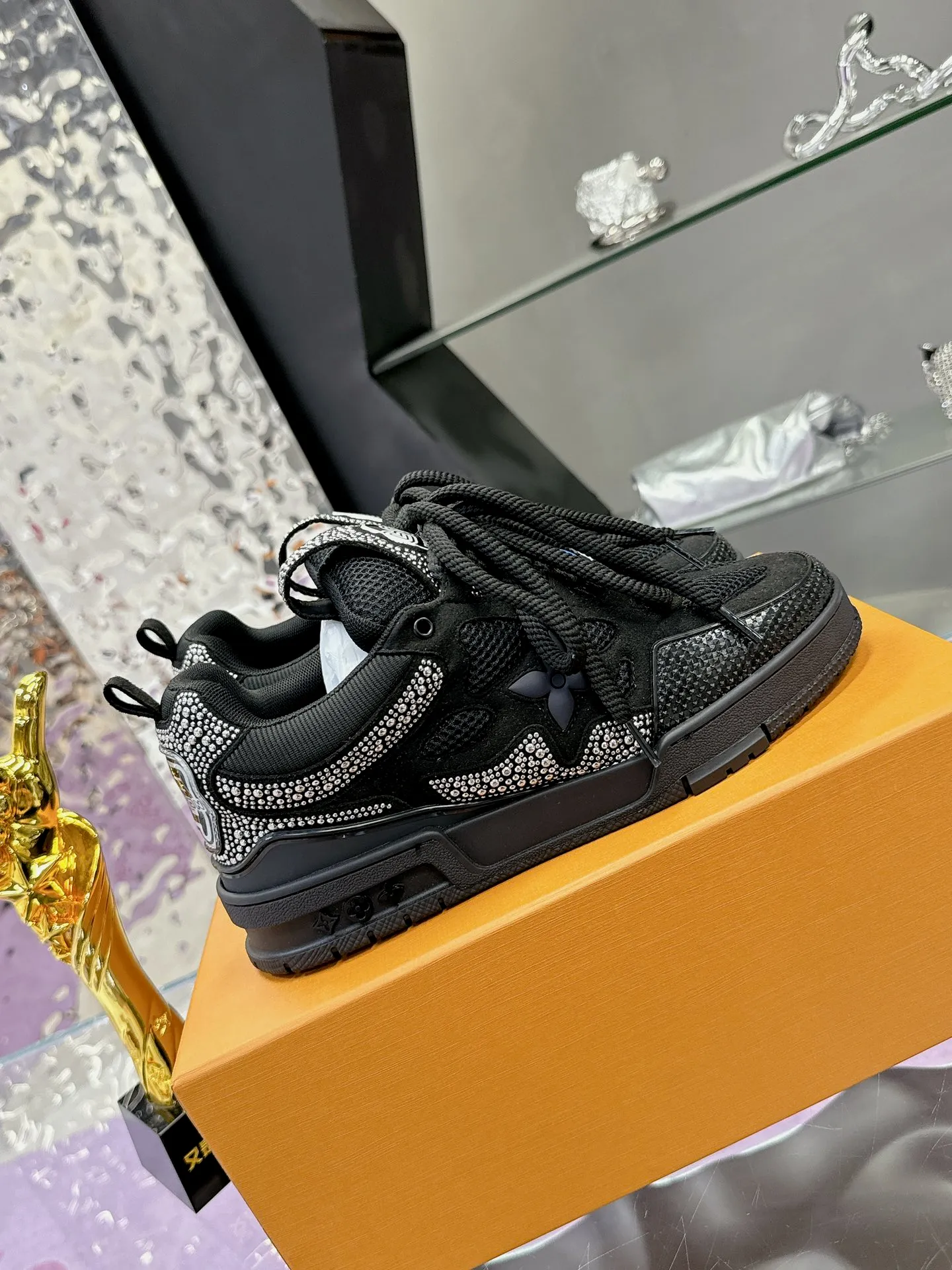 Men's shoes 💰900❤️❤️❤️ 𝙇𝙑 Bread shoes have added new colors 💓 Craftsmanship series 𝟐𝟎𝟐5/𝐒𝐒 𝐧𝐞𝐰 Louis Vuitton catwalk skate shoes are popular, LOUIS VUITTON Trainer is undoubtedly one of the most successful Sneakers launched by luxury brands, but the pace of exploration will not stop. LOUISVUITTON will also bring a new series of skateboard shoes in the spring of 2025. The new series in the picture returns to the 90s Chunky Skate Shoes look and feel. The uppers are made of leather and mesh. The fat silhouette and thick shoelaces are very eye-catching. It is expected to have quite a few colors like the Trainer. Judging from the previous DIOR show skate shoes, this chunky style may be even stronger next year. 💎 Size: Female 35-40 Male 39-46